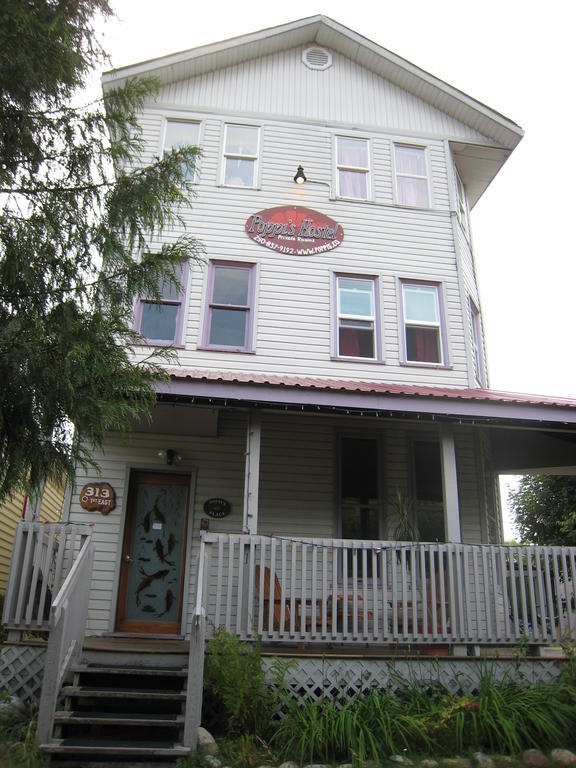 Poppi'S Guesthouse Revelstoke Dış mekan fotoğraf