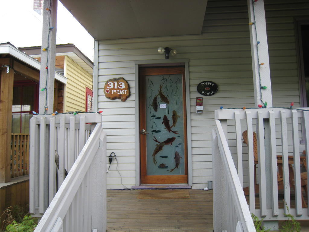 Poppi'S Guesthouse Revelstoke Dış mekan fotoğraf